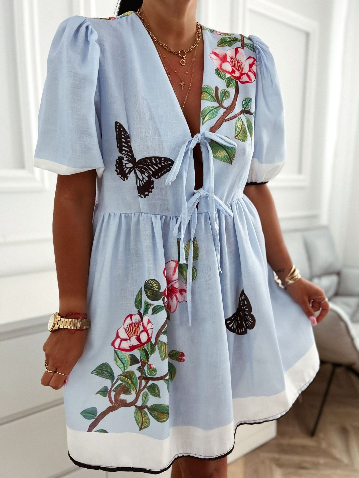 Vasaras kleita ziedu, tauriņu rakstā