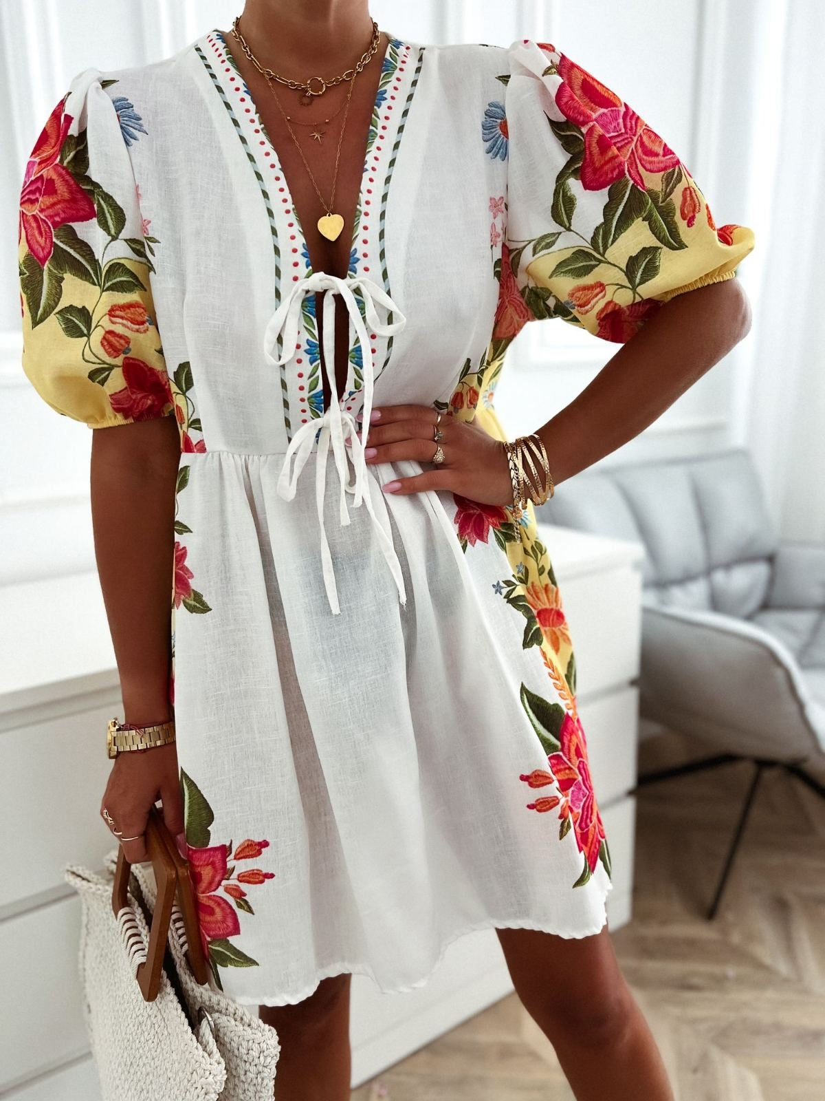 Ziedu motīvu vasaras kleita