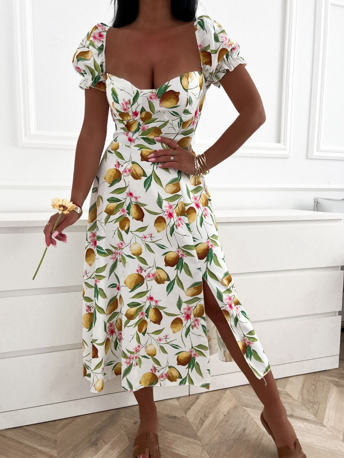 Balta citronu raksta vasaras kleita