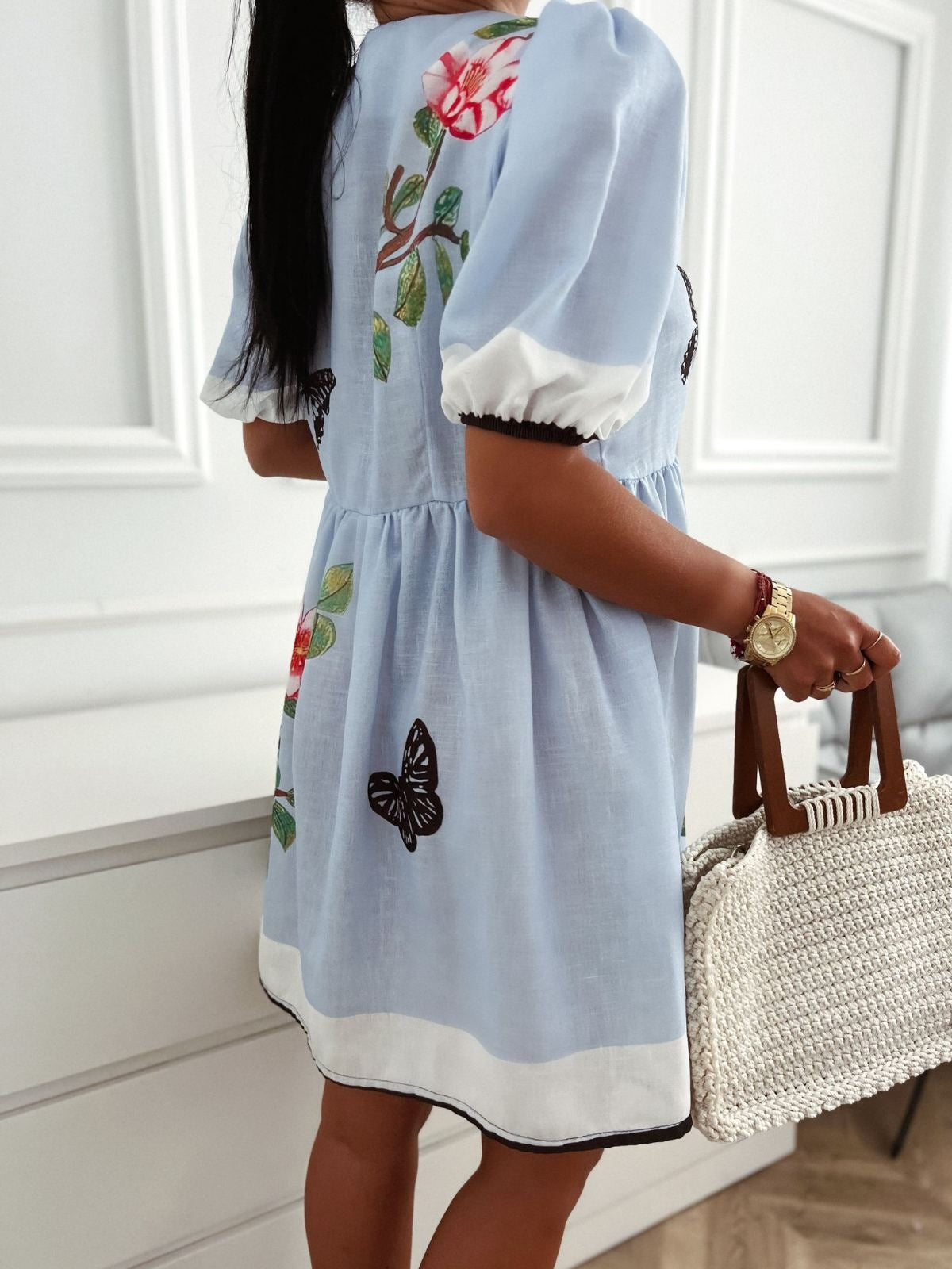 Vasaras kleita ziedu, tauriņu rakstā