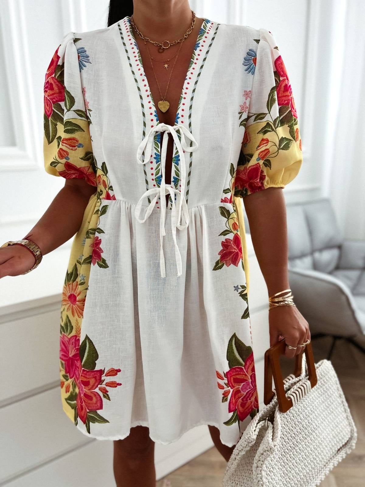 Ziedu motīvu vasaras kleita